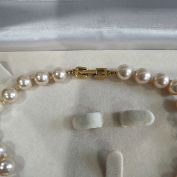 🐢 Vintage Givenchy Hand Knotted Real Pearls - COMES WITH VELVET VINTAGE CASE! - Picture 6 of 17